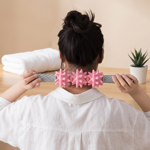 Rodillo de masaje cervical con puntas en ambiente spa